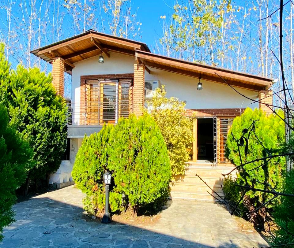 ویلا نیم پیلوت مدرن شهرکی و نزدیک به جاده اصلی 