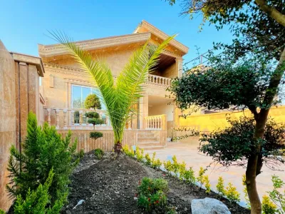 ویلا نیم پیلوت حیاط دار مستقل دیوار بلند 