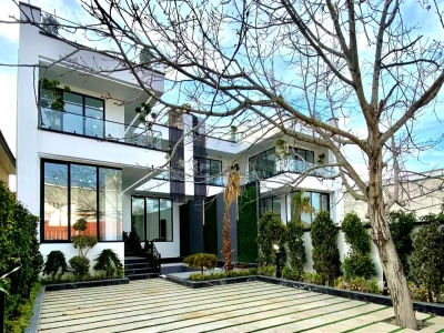 ویلا تریبلکس مدرن استخردار با سند تک برگ در لوکیشن کوهستانی