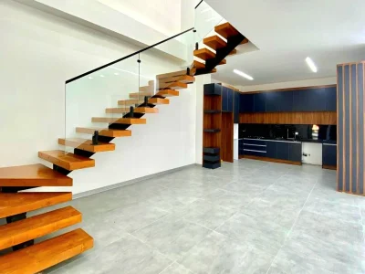 ویلا تریبلکس مدرن استخردار با سند تک برگ در لوکیشن کوهستانی