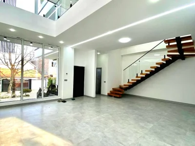 ویلا تریبلکس مدرن استخردار با سند تک برگ در لوکیشن کوهستانی