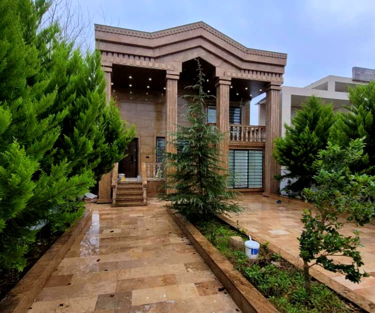 ویلا طرح دوبلکس نما رومی با حیاط بزرگ و سرسبز 