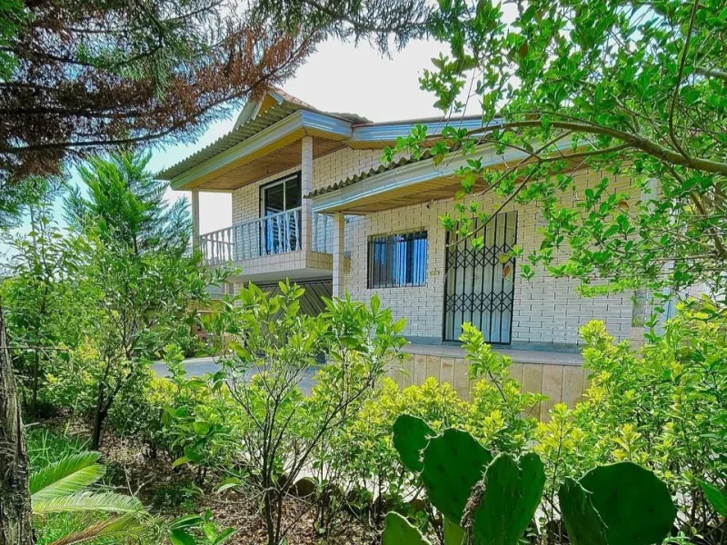 ویلا باغ نیم پیلوت داخل بافت با سه کنتور و نزدیک به جاده اصلی 