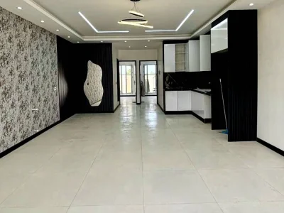 ویلا همکف سه خواب روف دار و نزدیک به جاده اصلی 