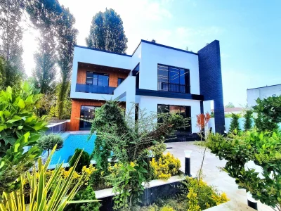 ویلا تریبلکس نما مدرن استخردار با حیاط بزرگ و مشجر 