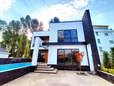 ویلا تریبلکس نما مدرن استخردار با حیاط بزرگ و مشجر 