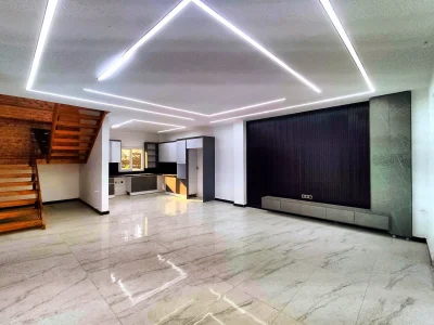 ویلا تریبلکس نما مدرن استخردار با حیاط بزرگ و مشجر 