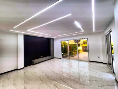 ویلا تریبلکس نما مدرن استخردار با حیاط بزرگ و مشجر 