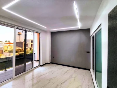 ویلا تریبلکس نما مدرن استخردار با حیاط بزرگ و مشجر 