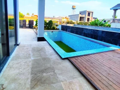 ویلا تریبلکس نما مدرن استخردار با حیاط بزرگ و مشجر 