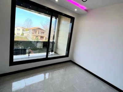 ویلا دوبلکس نما مدرن شهرکی با سند تک برگ و نزدیک جاده اصلی 